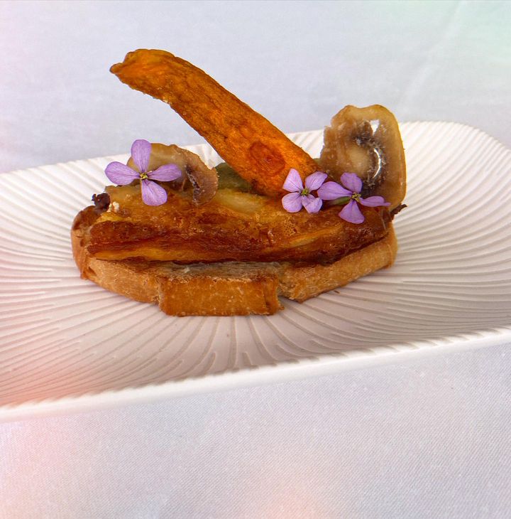 Nuestro pintxo "bocado de carrillera y piña"